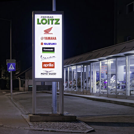 LED-Leuchtwerbung — Lichtpylon. Von der Firma MADER Werbetechnik aus Lauterach, in Oesterreich.
